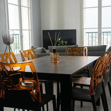 לינה וארוחת בוקר 15eme Droite - Tour Perret - Centre-ville - 4 Etoiles 4*